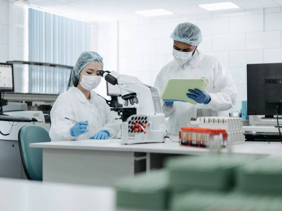 Profesionales del laboratorio de CEMEDIAM